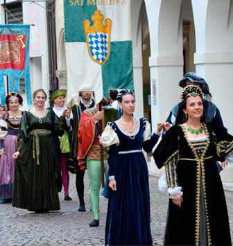 DAMA CASTELLANA costumi medievali