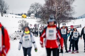 la ciaspolada passeggiata sulla neve